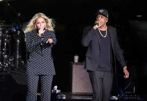 Beyoncé Honors Ailing Aretha Franklin at Detroit Concert