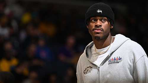 Lakers' Vanderbilt eyes return in early January